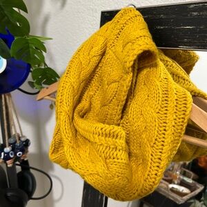 AERO Women’s Cableknit Scarf